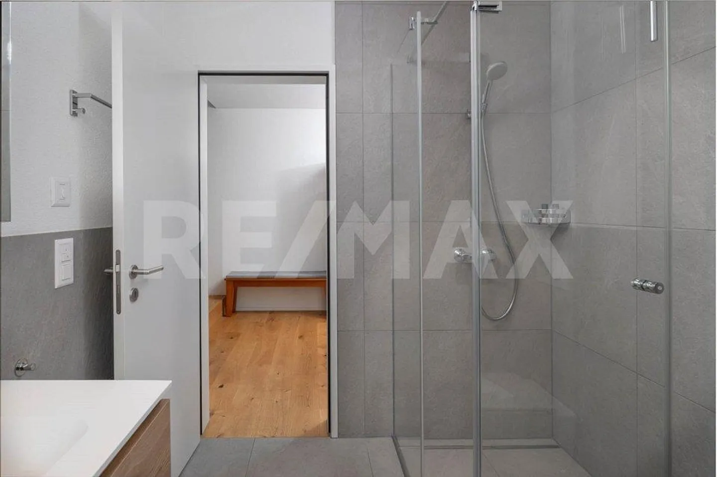 Maison jumelée moderne de 5,5 pièces avec véranda - Photo 9 sur 13