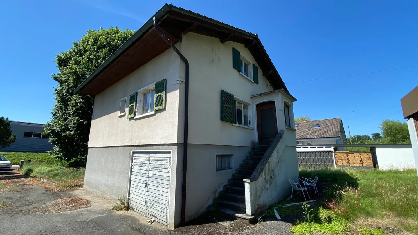 Charming Family House with Land - Photo 2 of 11