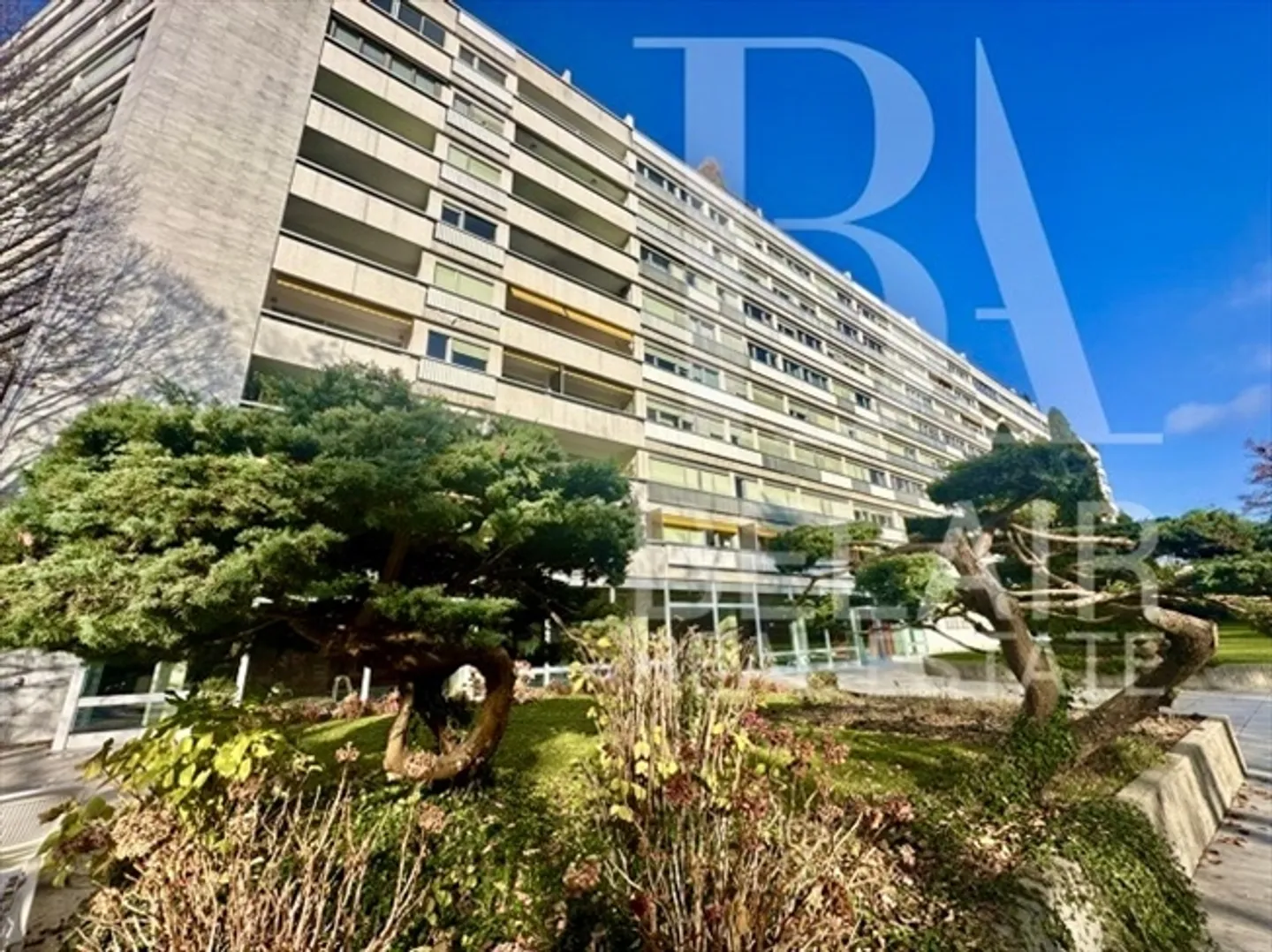 ECCEZIONALE 4 Camere LUMINOSE & VISTE – 2 piscine esterne e interne. - Foto 1 di 20