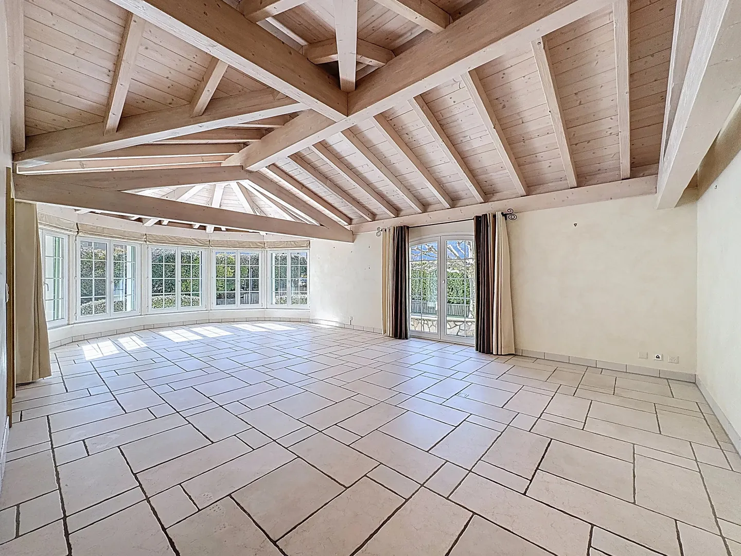 Spacious 5.5-room villa with pool and garden - Photo 3 of 23