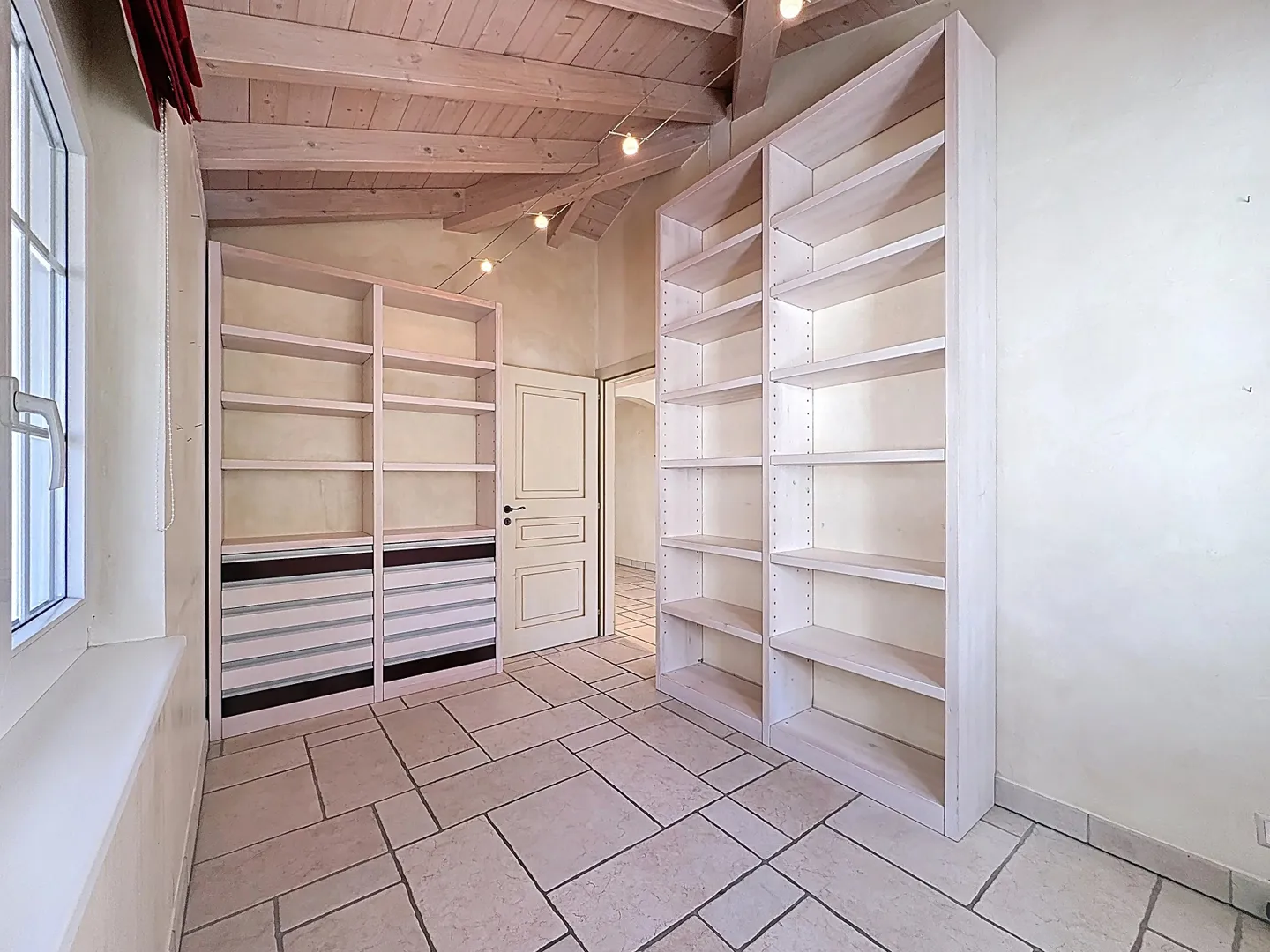 Spacious 5.5-room villa with pool and garden - Photo 7 of 23