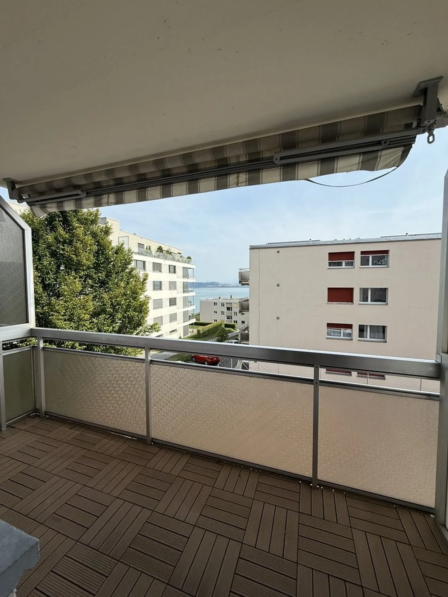 Beautiful bright 4-room apartment with balcony and lake view - Photo 7 of 7