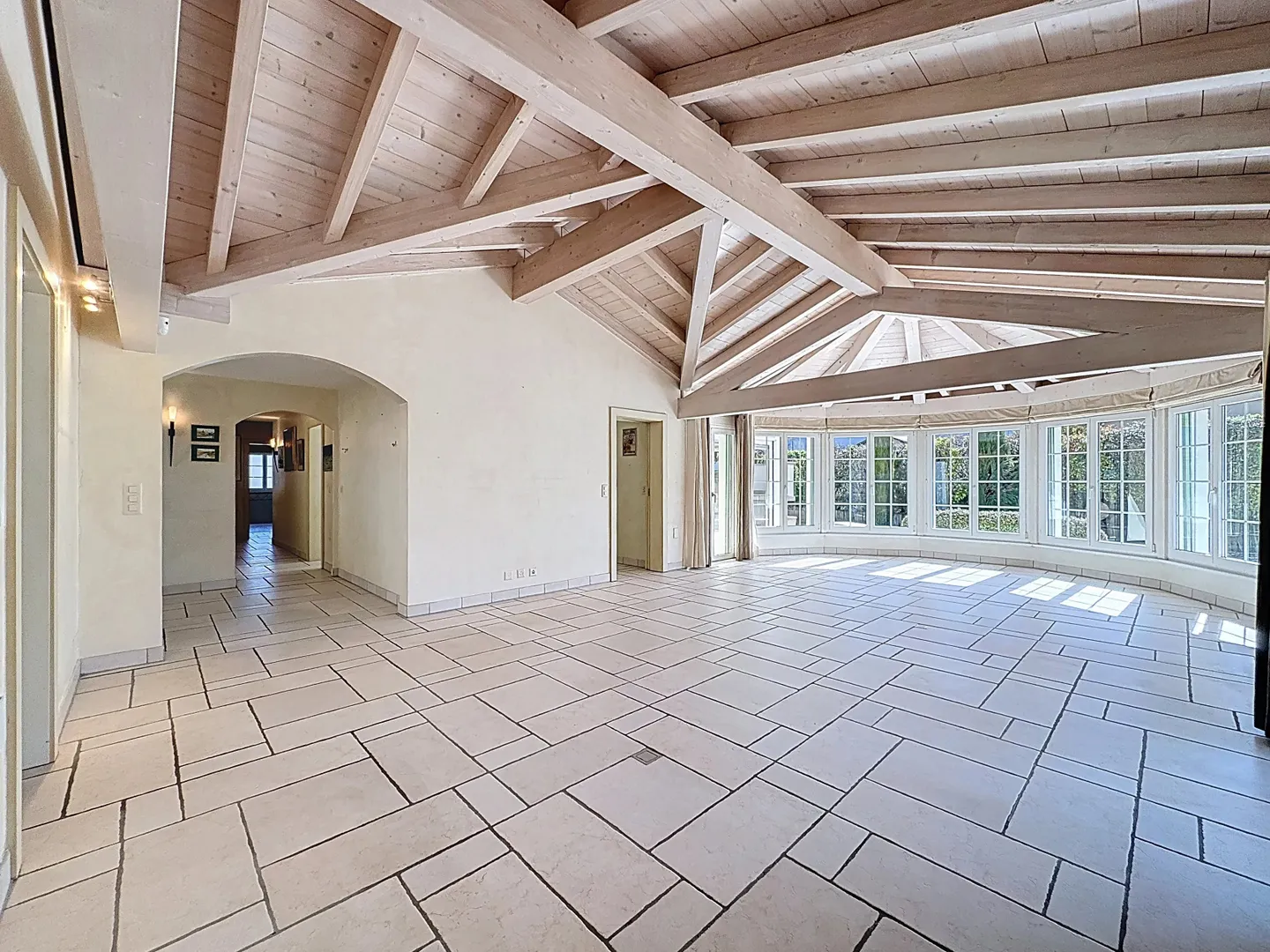 Spacious 5.5-room villa with pool and garden - Photo 4 of 23