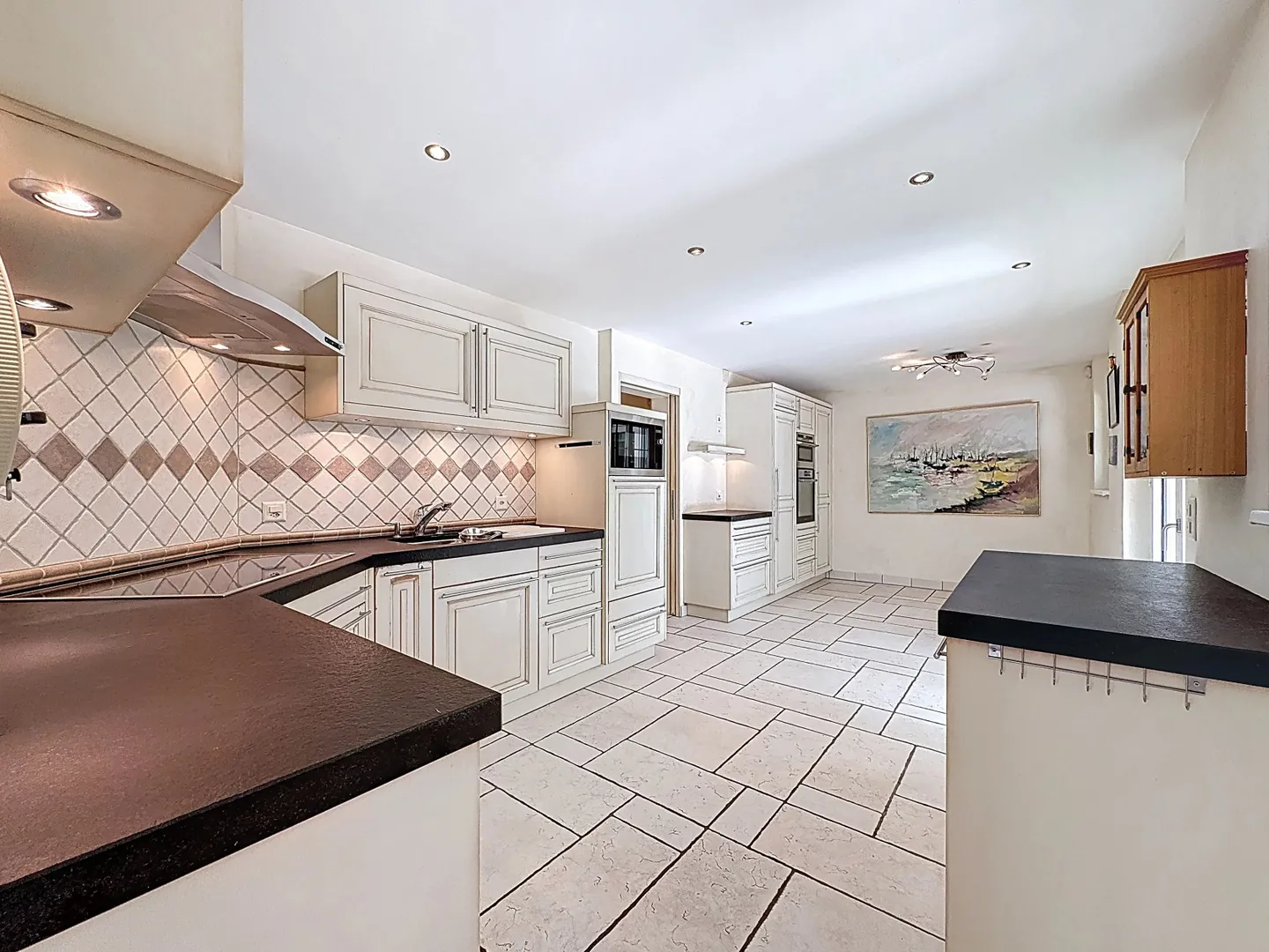 Spacious 5.5-room villa with pool and garden - Photo 8 of 23