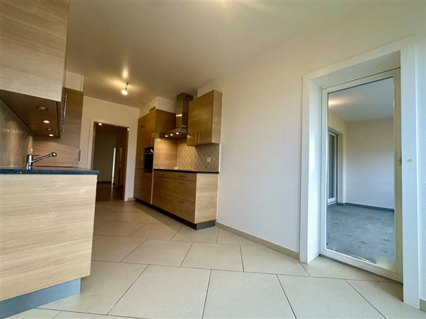 ECCEZIONALE 4 Camere LUMINOSE & VISTE – 2 piscine esterne e interne. - Foto 9 di 20