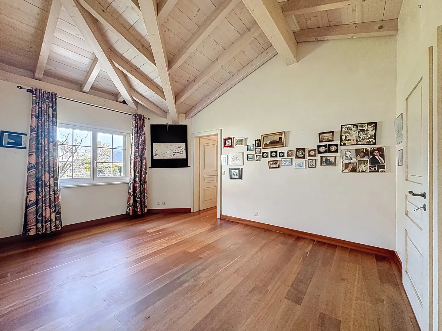 Spacious 5.5-room villa with pool and garden - Photo 15 of 23