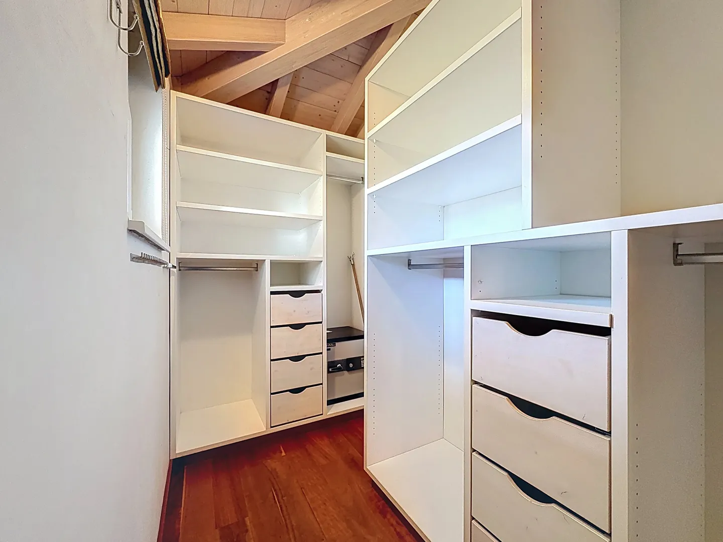 Spacious 5.5-room villa with pool and garden - Photo 17 of 23