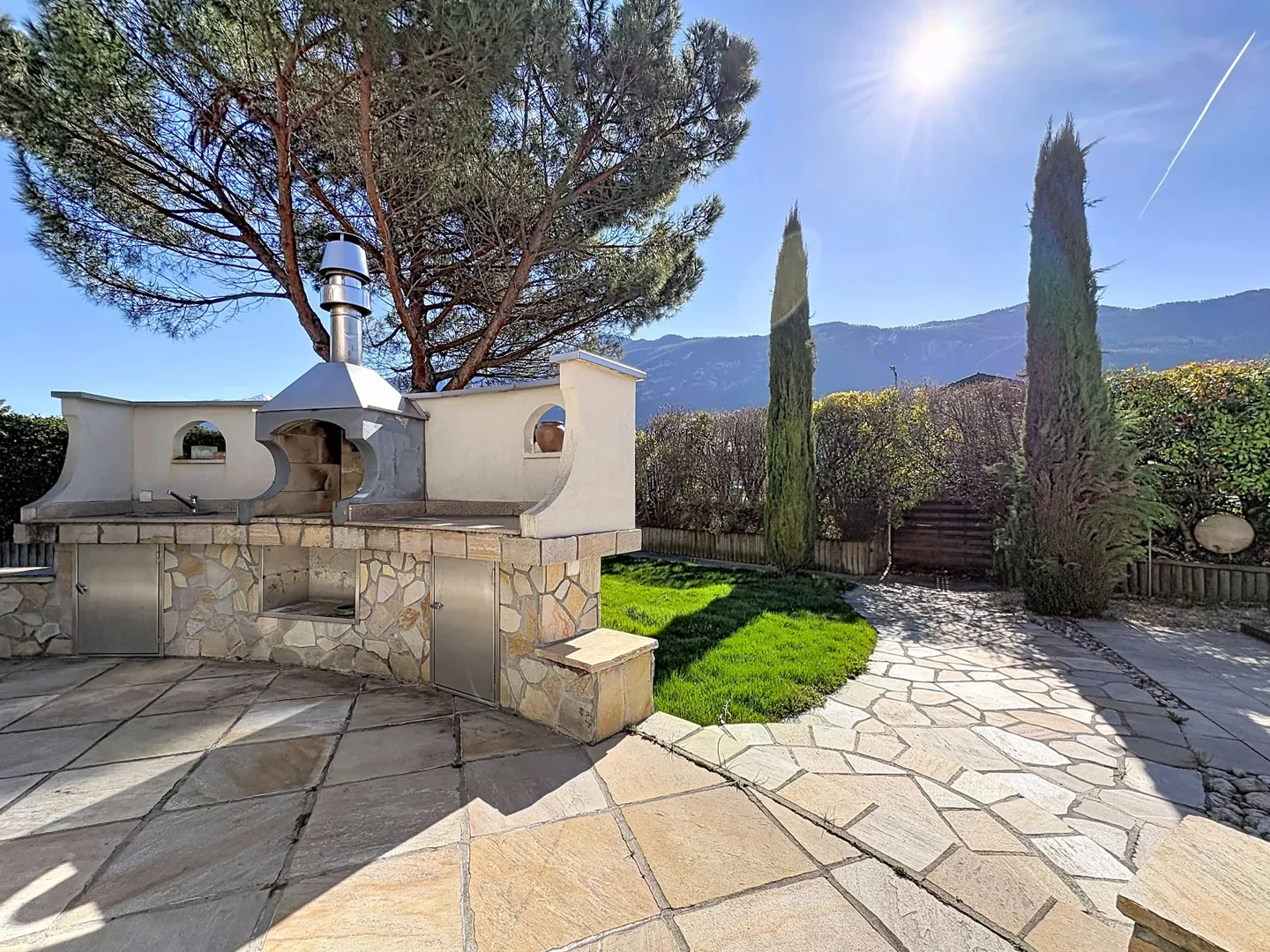 Spacious 5.5-room villa with pool and garden - Photo 12 of 23