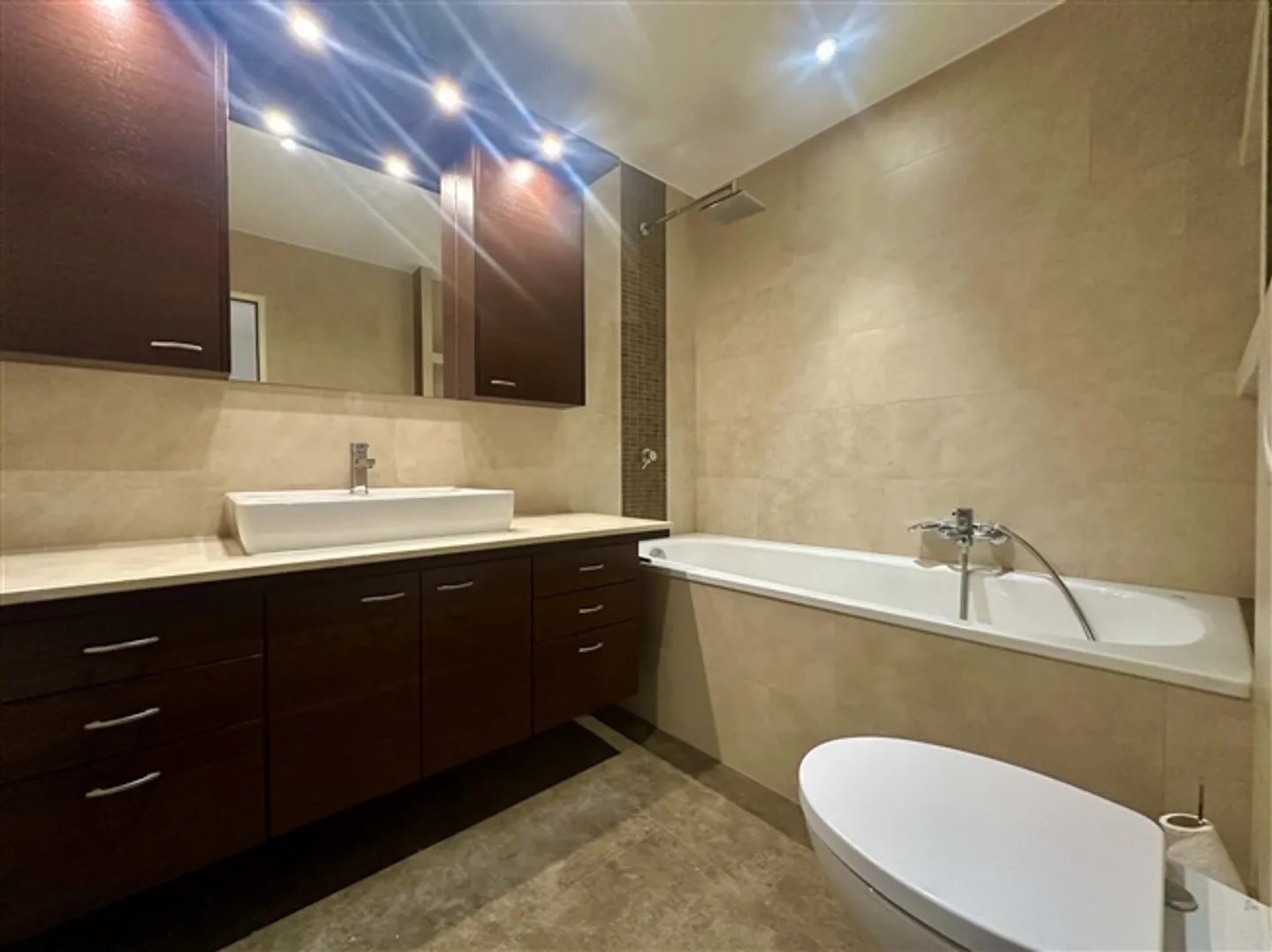 ECCEZIONALE 4 Camere LUMINOSE & VISTE – 2 piscine esterne e interne. - Foto 16 di 20