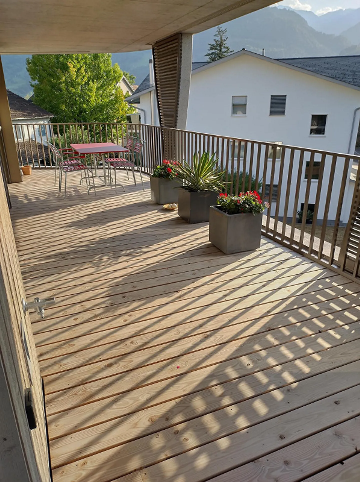 For Sale in Maienfeld: Nearly New 4 1/2 Room Apartment with 2 Parking Spaces - Photo 9 of 10