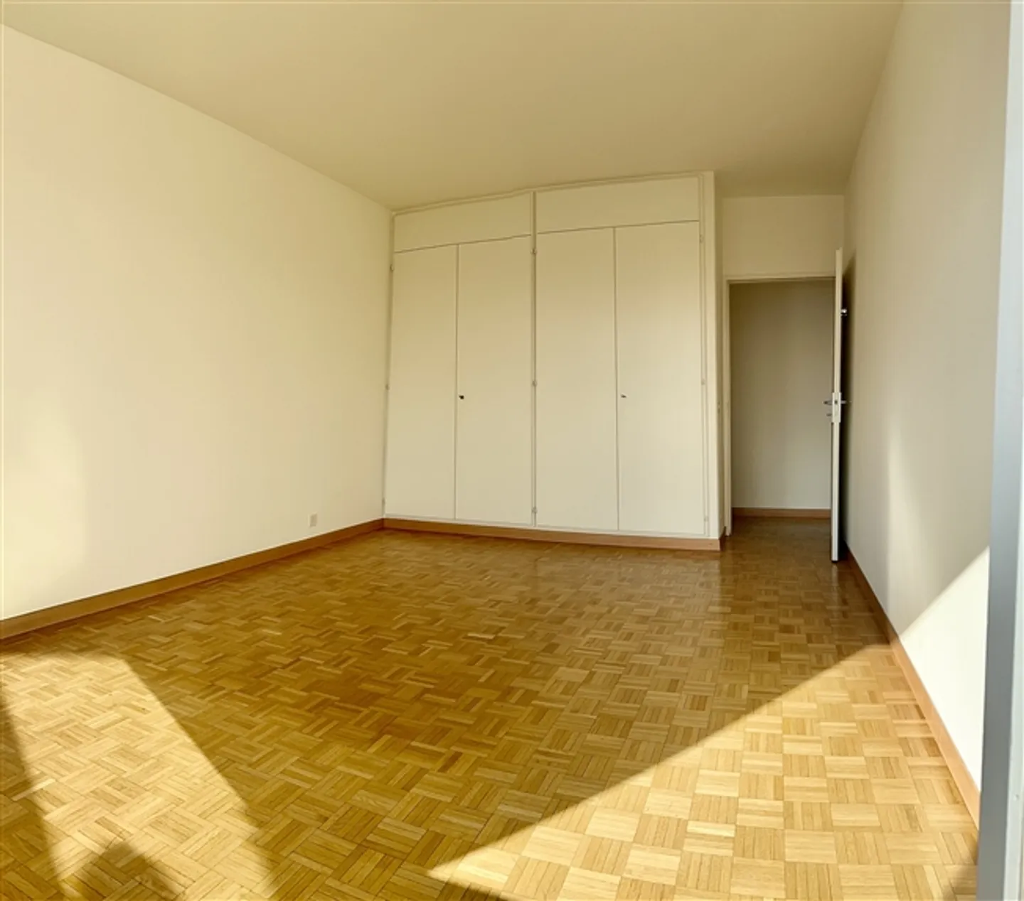 ECCEZIONALE 4 Camere LUMINOSE & VISTE – 2 piscine esterne e interne. - Foto 15 di 20