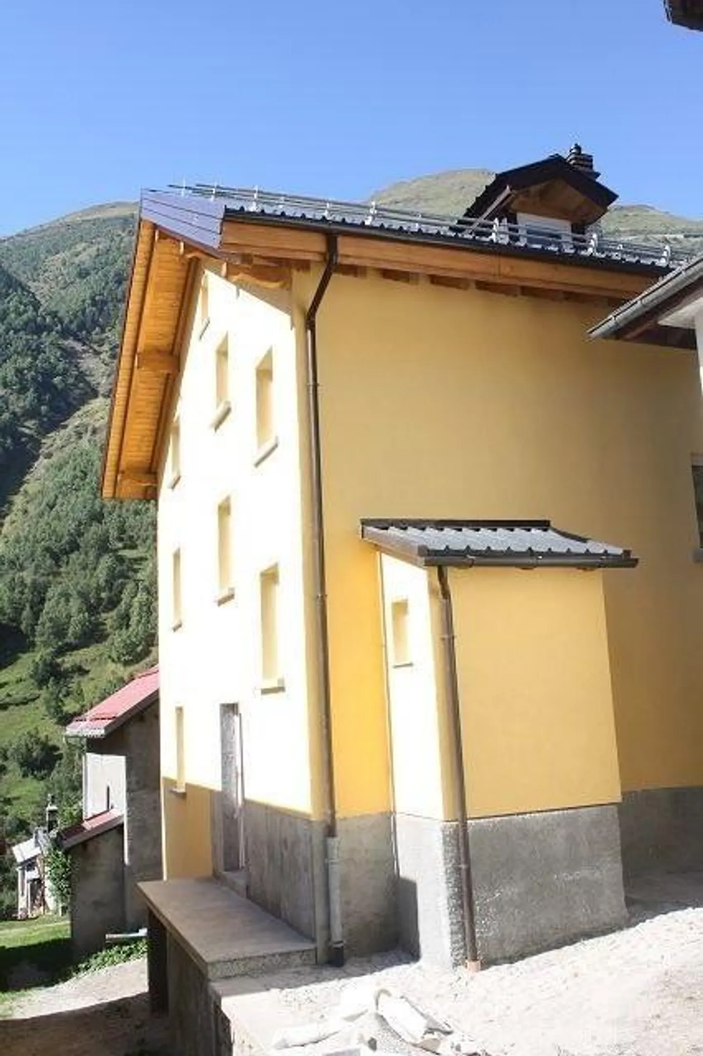 Charmantes Doppelhaus in Airolo - Foto 1 von 20