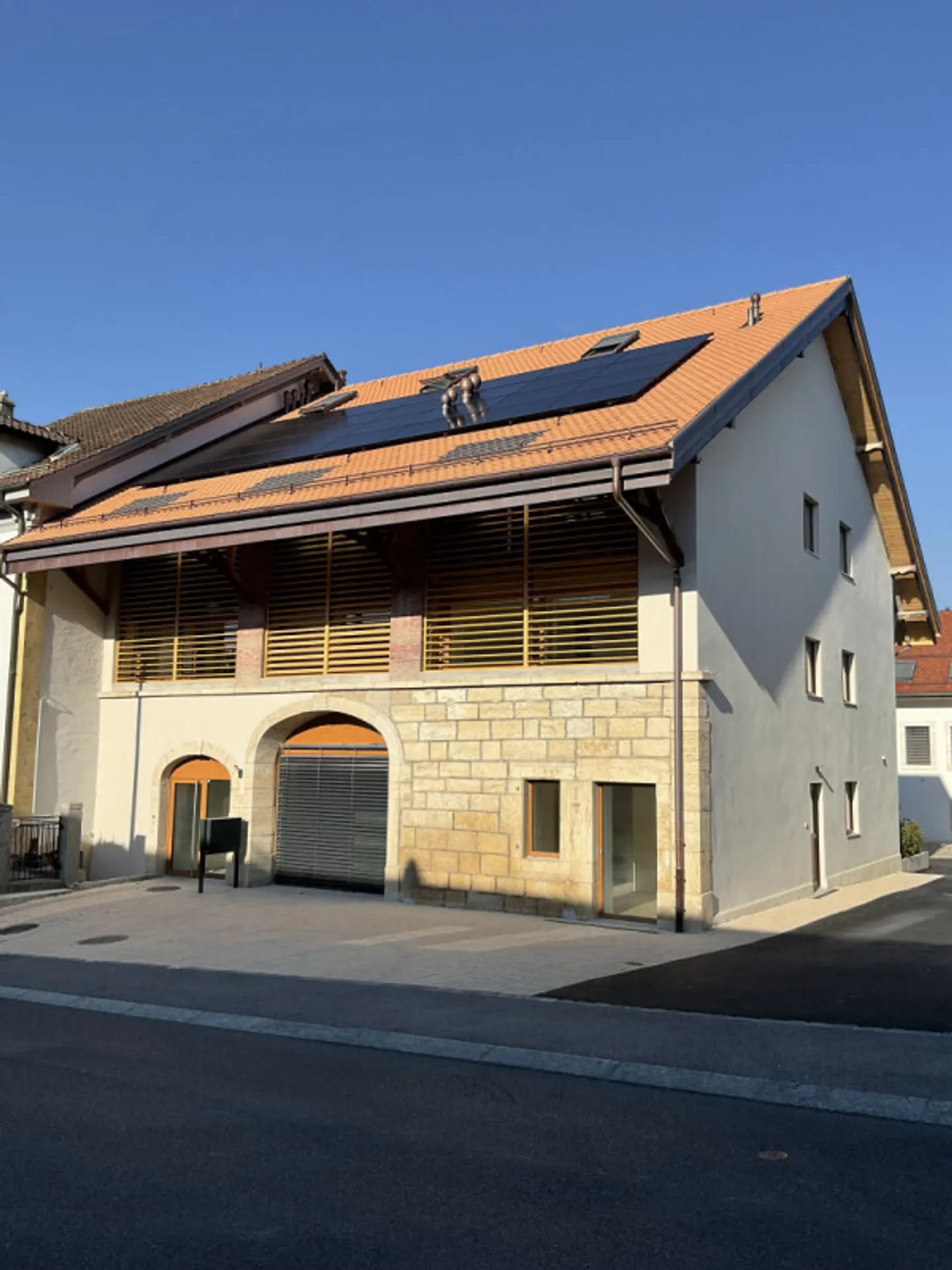 Charmante 4,5-Zimmer-Duplexwohnung mit Mezzanin in renoviertem Bauernhaus - Foto 2 von 10