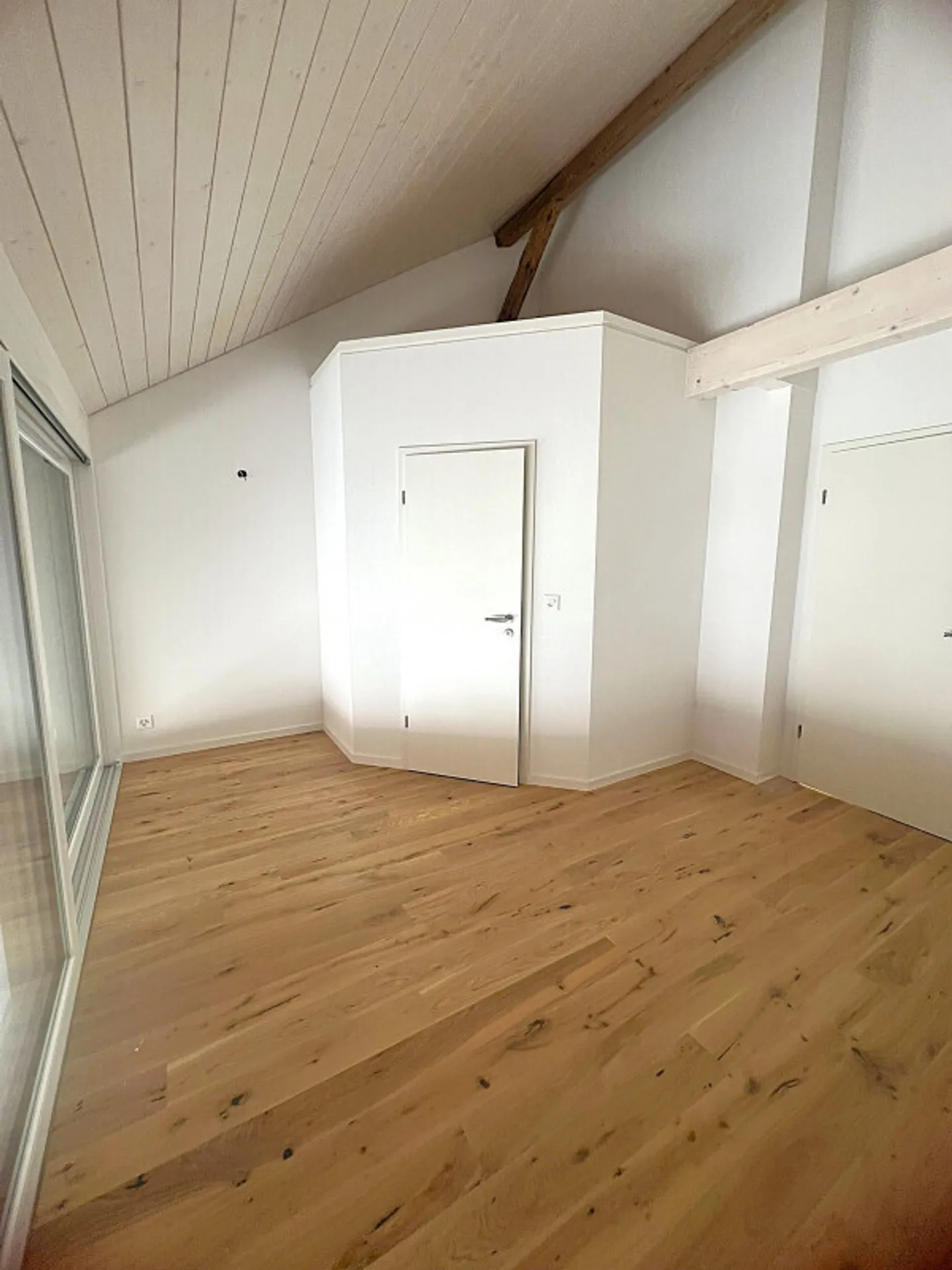Charmante 4,5-Zimmer-Duplexwohnung mit Mezzanin in renoviertem Bauernhaus - Foto 6 von 10