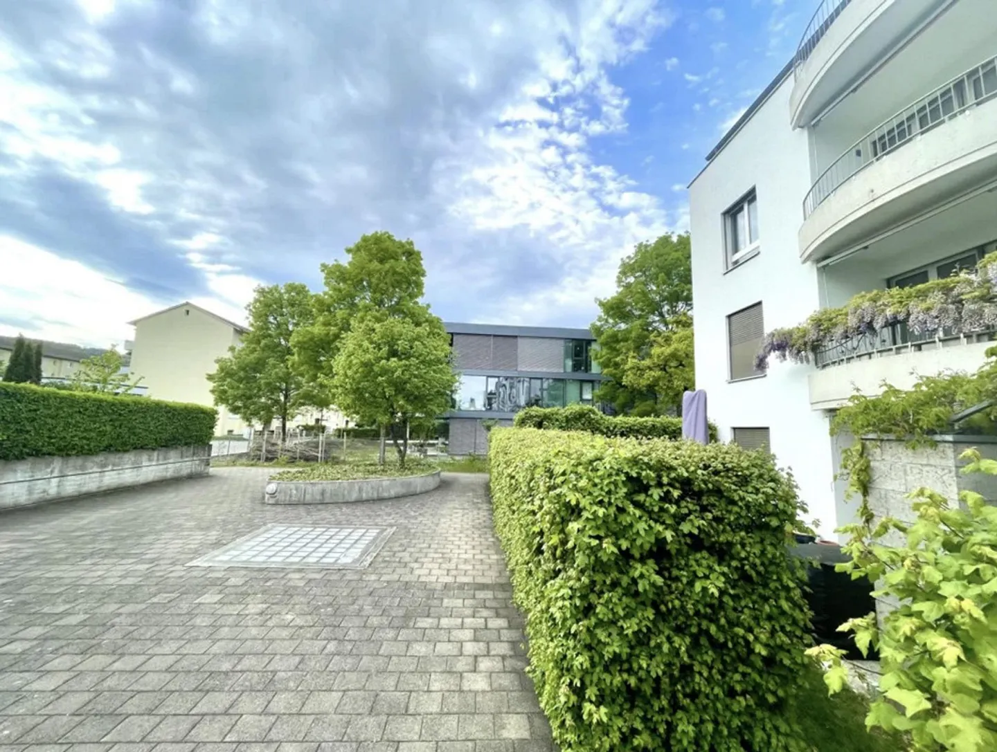 Exclusive comfortable furnished 4 ½ room apartment in Dietikon (Zurich) for rent. - Photo 1 of 15
