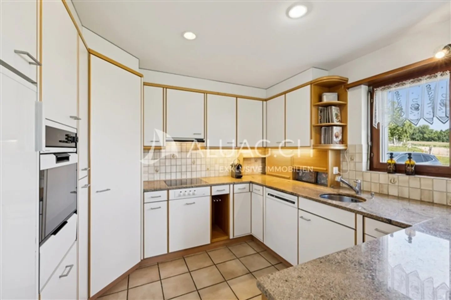 Happiness in the Midst of Green Idyllic - Photo 4 of 13