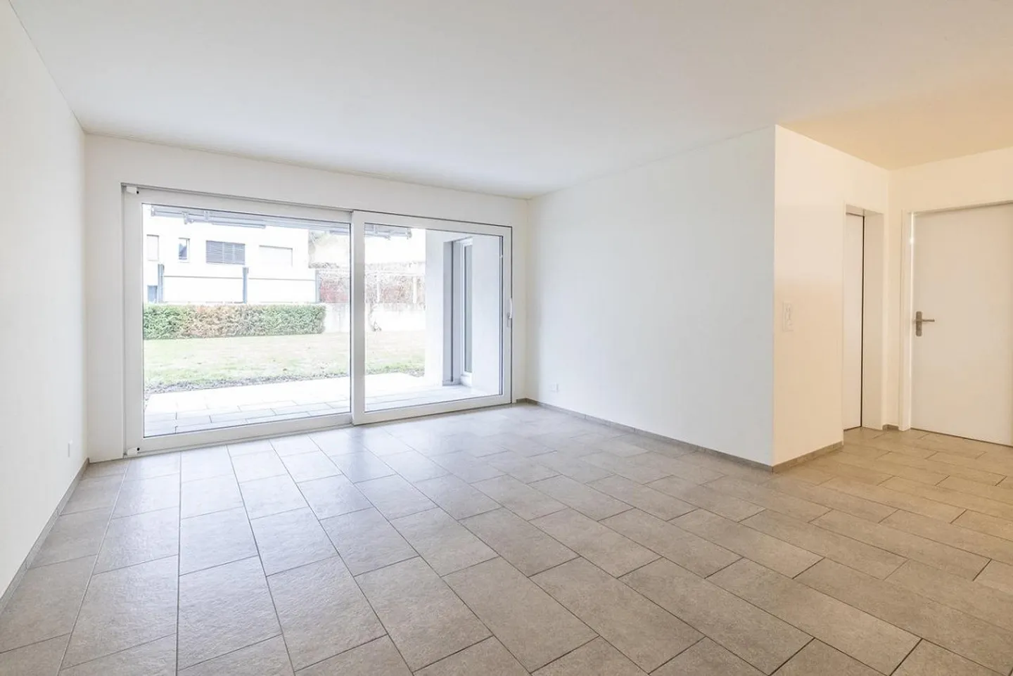 Moderne und sehr grosszügige 3½-Zimmerwohnung an ruhiger Lage - Foto 4 von 8