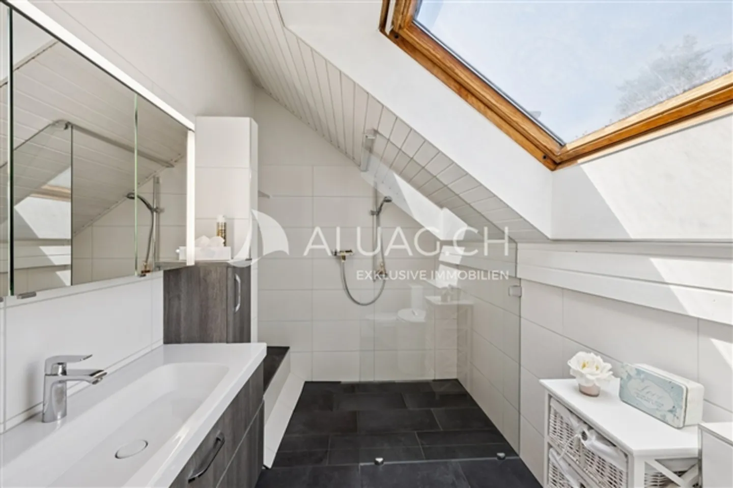 Happiness in the Midst of Green Idyllic - Photo 11 of 13