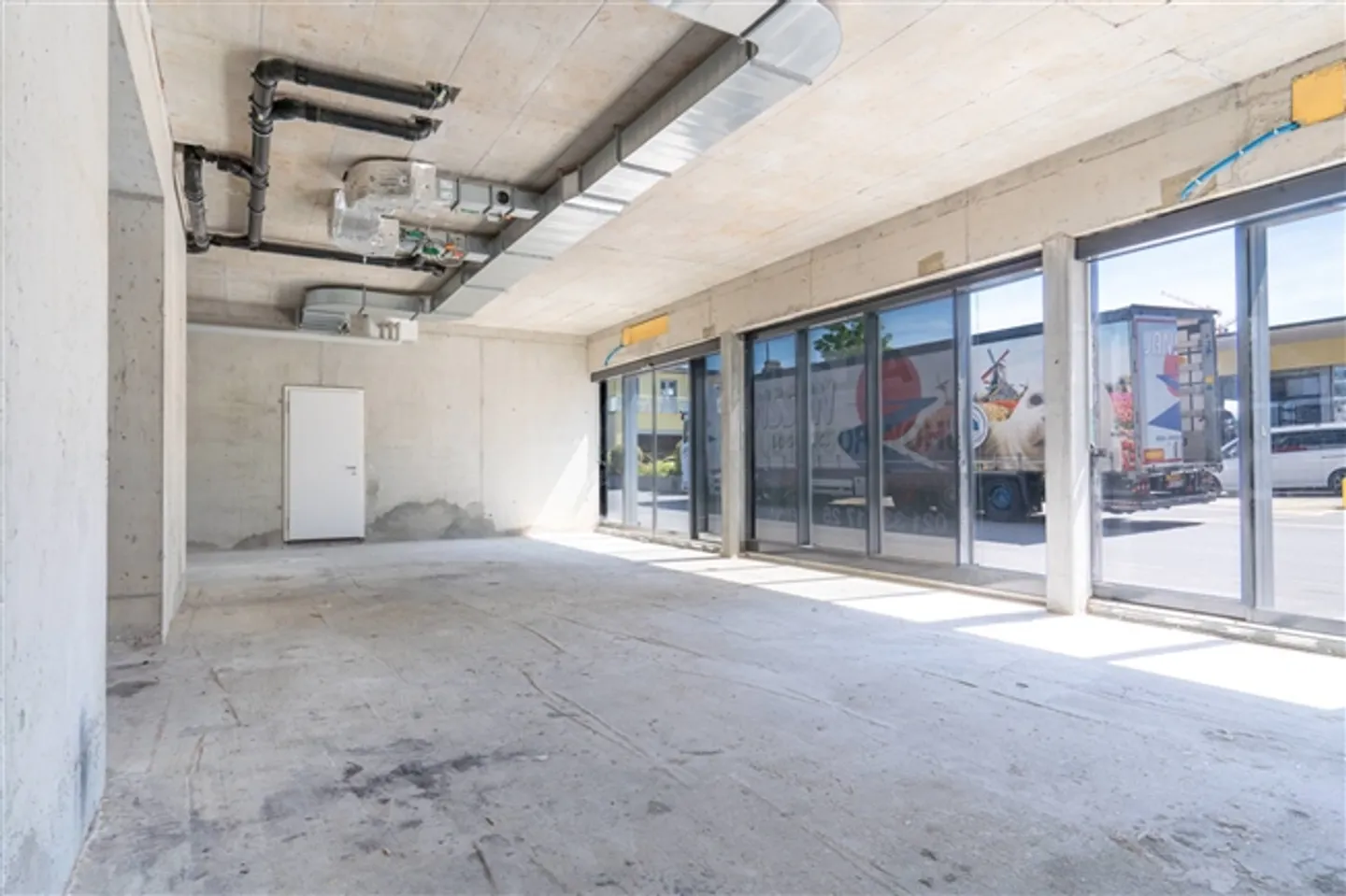 Beautiful arcade space of 100 m2 with high foot traffic - Photo 3 of 5