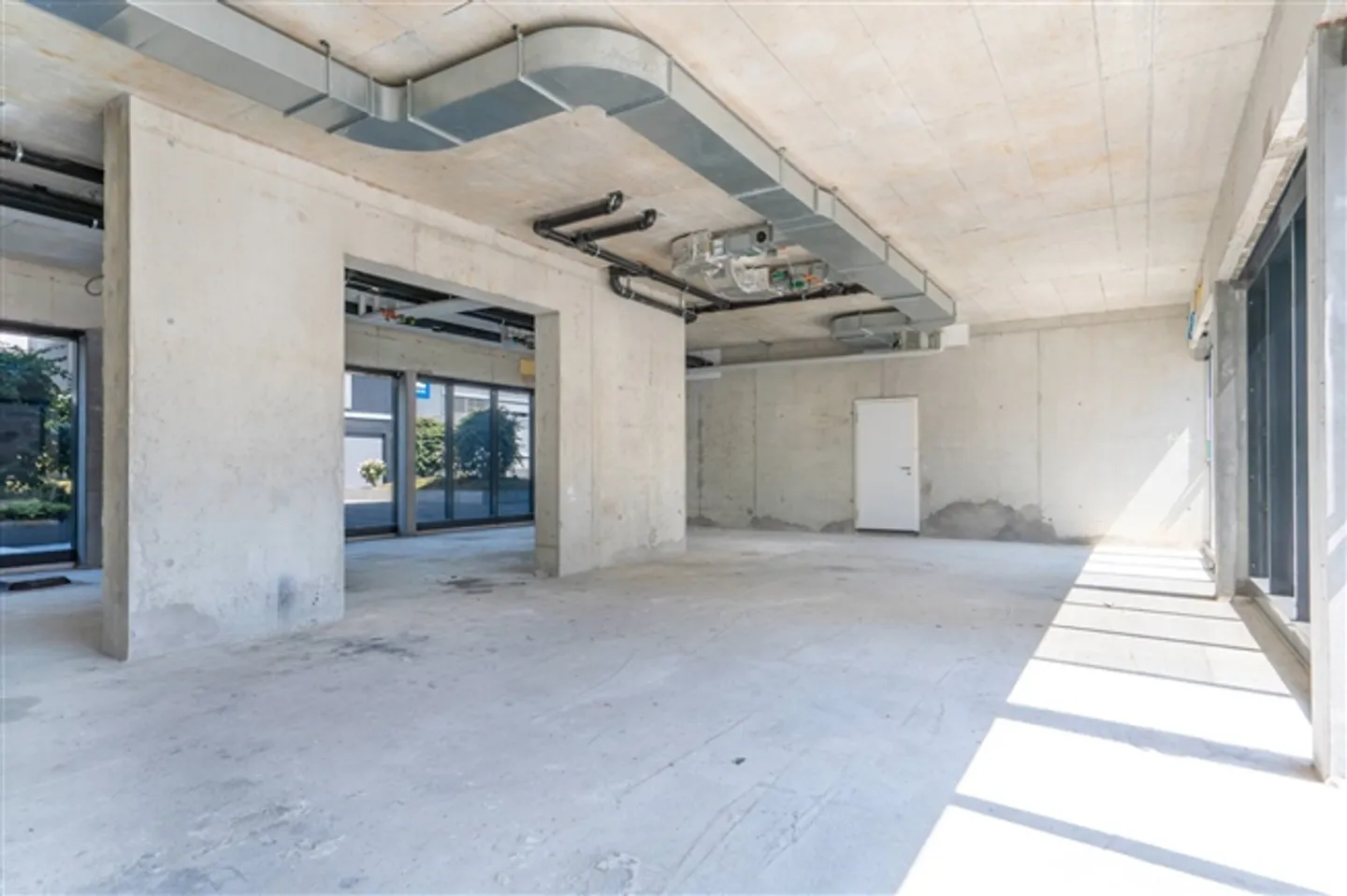 Beautiful arcade space of 100 m2 with high foot traffic - Photo 4 of 5