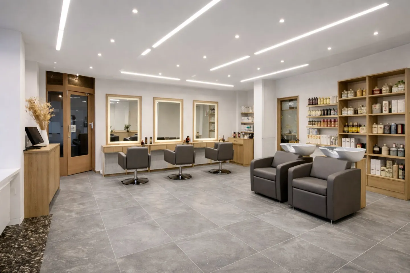 Large window front and 73 m2 commercial space, with 45 m2 storage - Photo 4 of 8