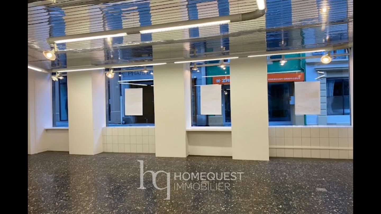 Large window front and 73 m2 commercial space, with 45 m2 storage - Photo 5 of 8
