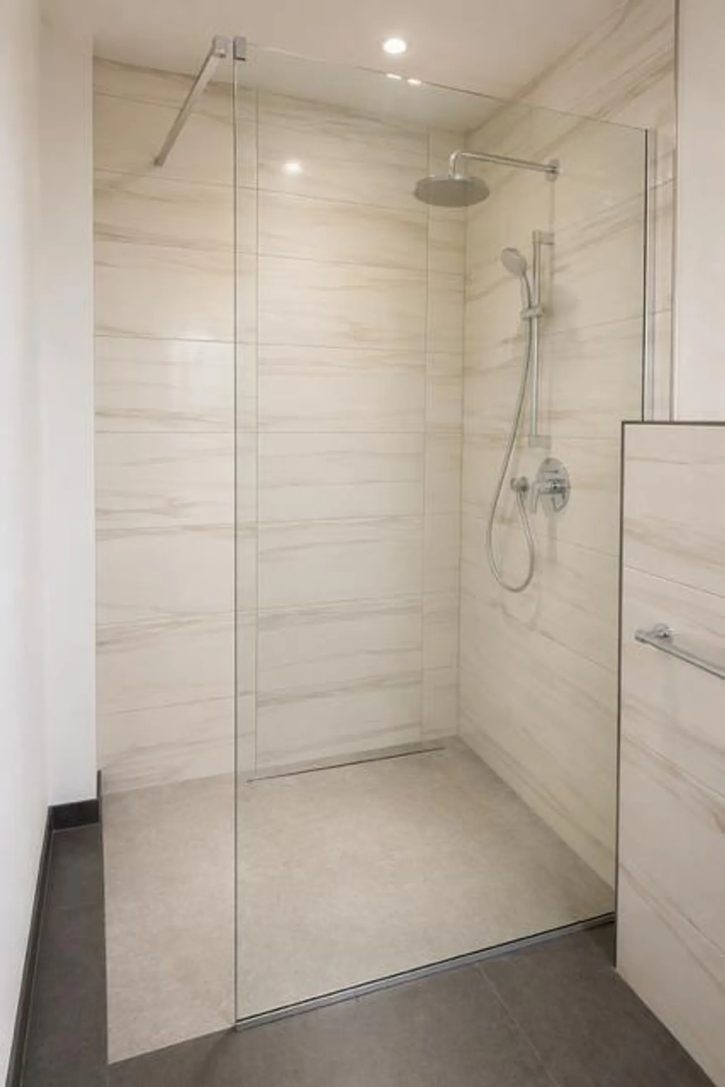 Charming 3.5-room apartment with new renovation - Photo 4 of 9