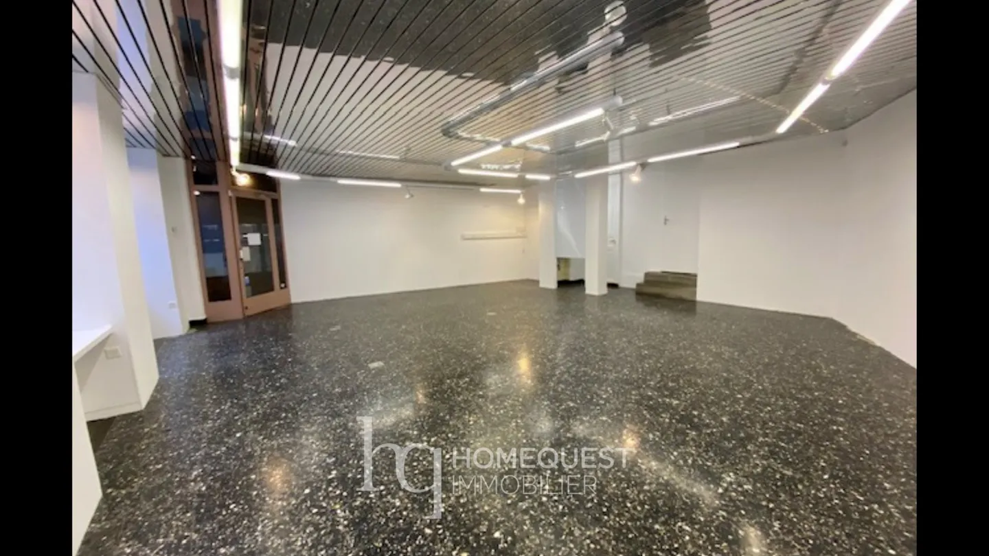 Large window front and 73 m2 commercial space, with 45 m2 storage - Photo 6 of 8