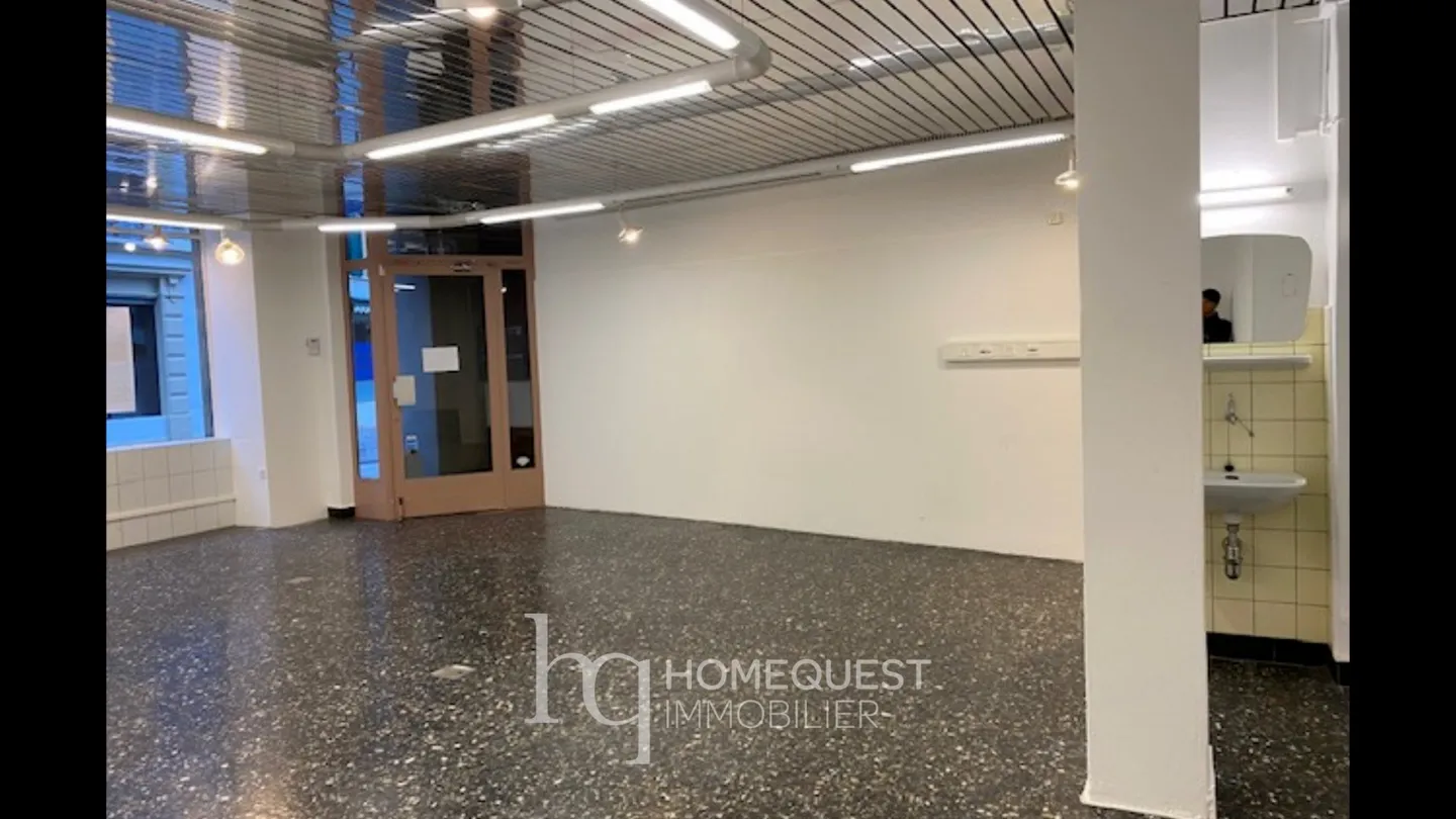 Large window front and 73 m2 commercial space, with 45 m2 storage - Photo 8 of 8