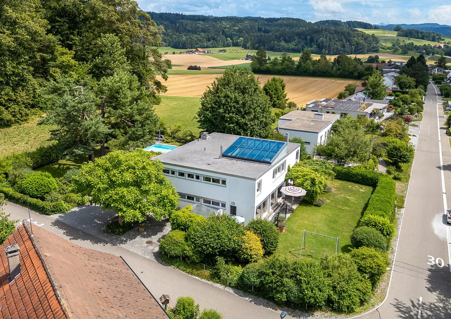Wohntraum im Bauhausstil mit weitläufigem Garten und Pool - Foto 1 von 8