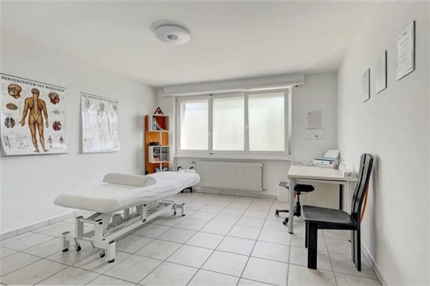 Bright commercial space equipped with 5.5 rooms on 140 m2 for various uses - Photo 2 of 10