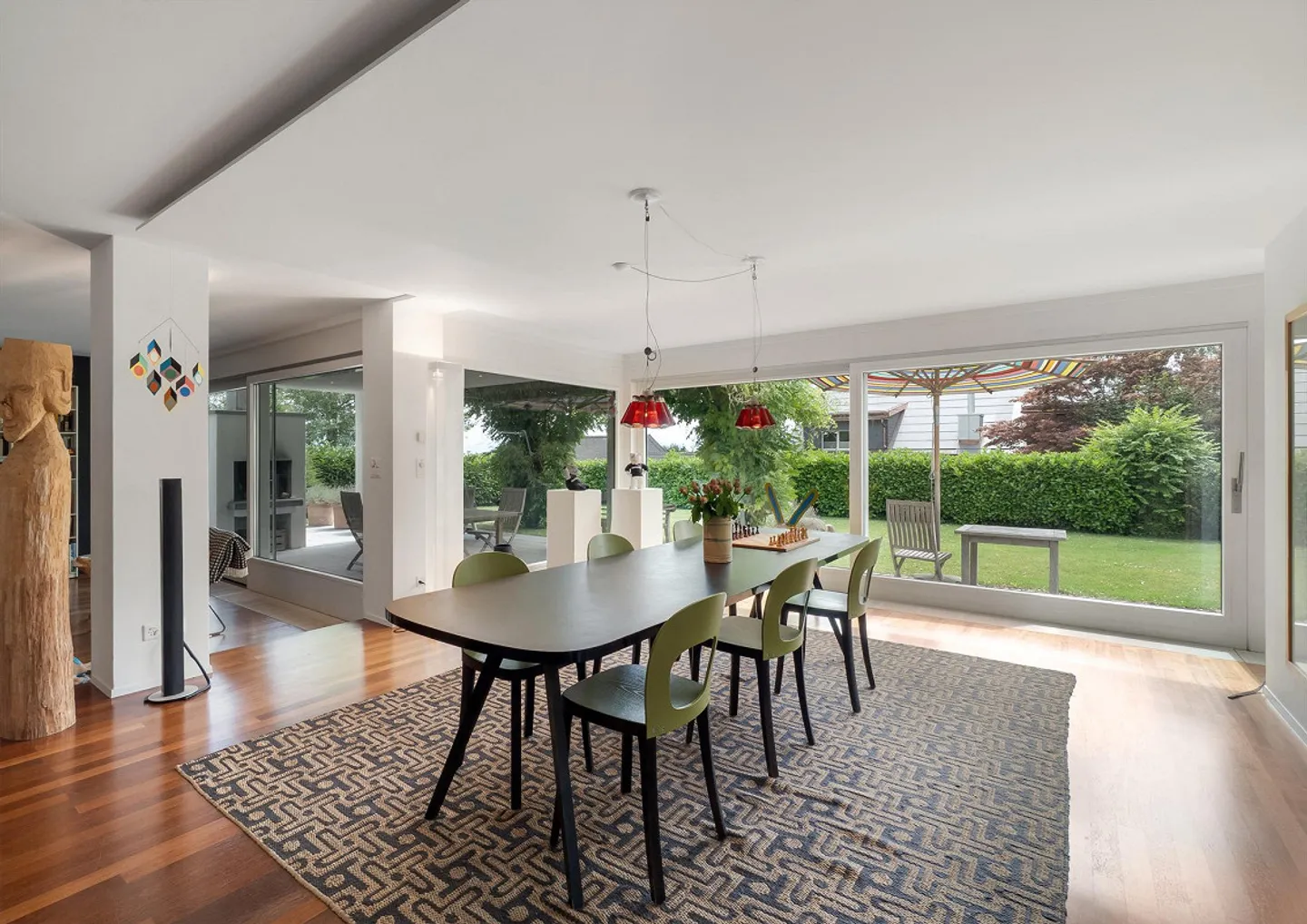 Wohntraum im Bauhausstil mit weitläufigem Garten und Pool - Foto 4 von 8