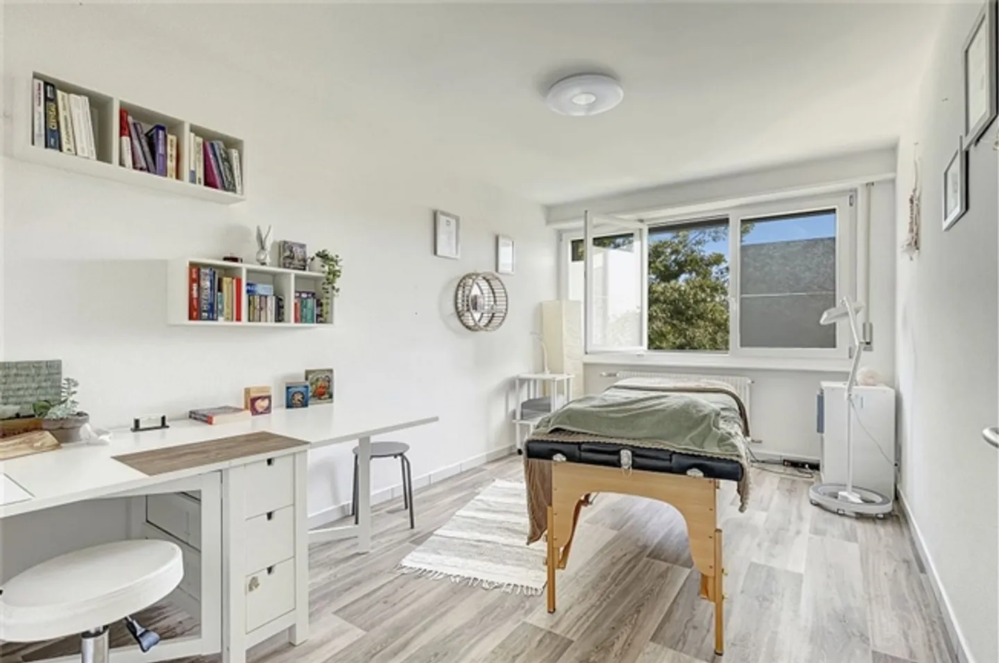 Bright commercial space equipped with 5.5 rooms on 140 m2 for various uses - Photo 3 of 10