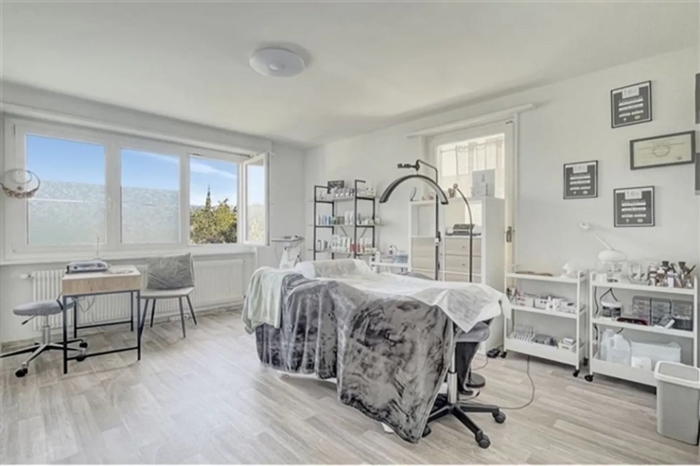 Bright commercial space equipped with 5.5 rooms on 140 m2 for various uses - Photo 4 of 10