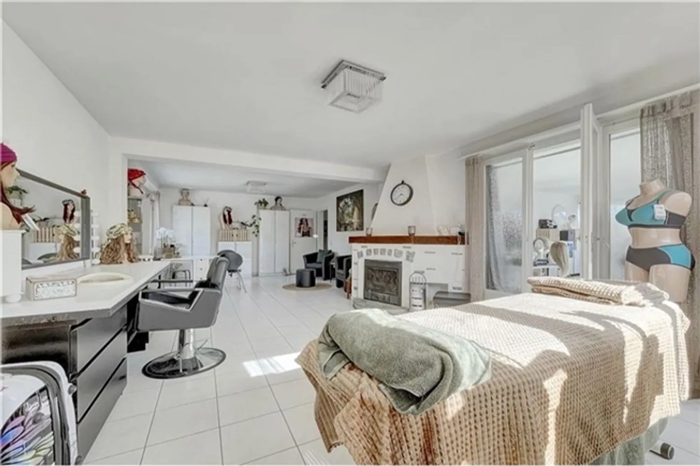 Bright commercial space equipped with 5.5 rooms on 140 m2 for various uses - Photo 8 of 10