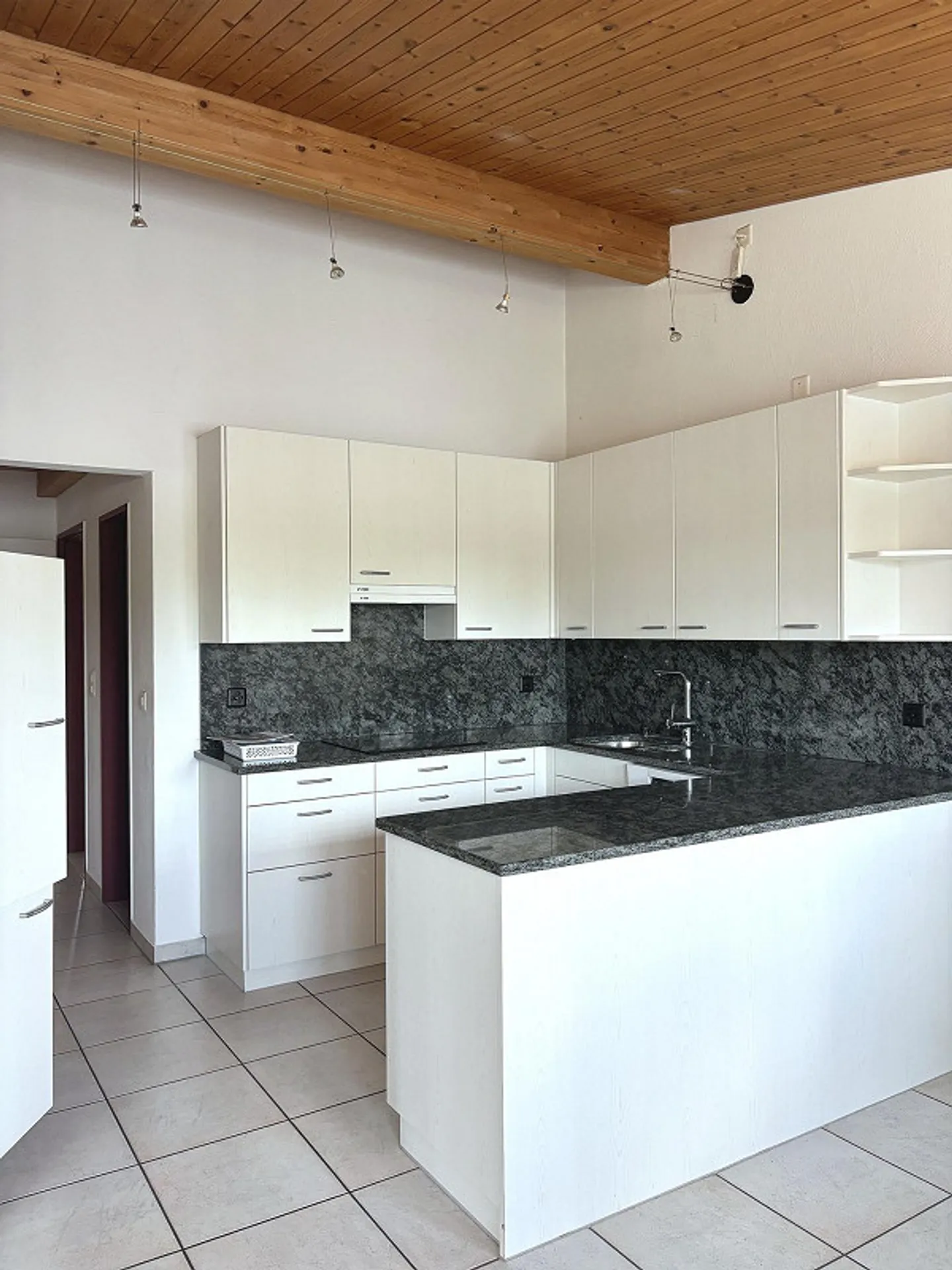 Bright 5.5-room penthouse apartment with large terrace - Photo 4 of 11