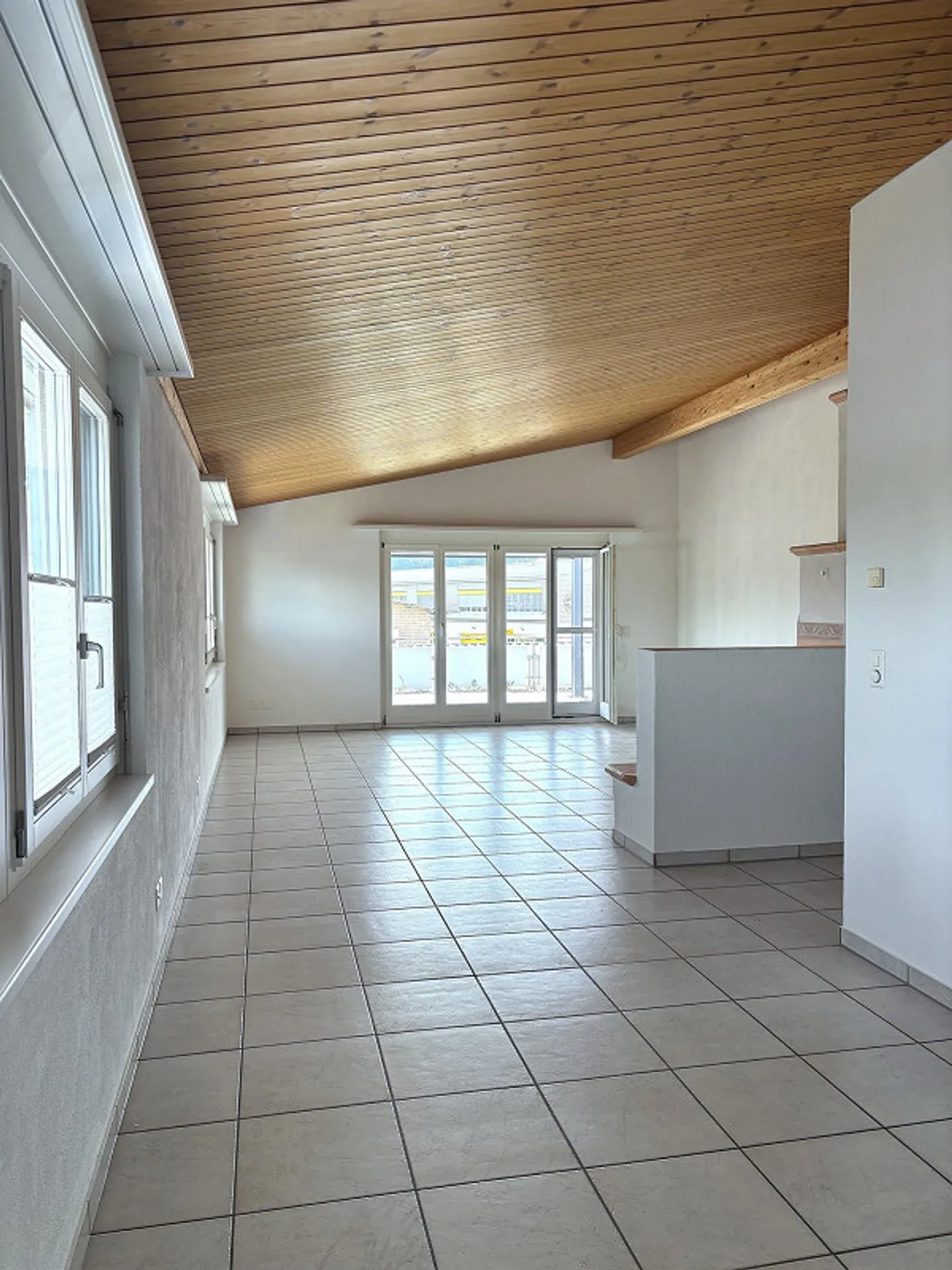 Bright 5.5-room penthouse apartment with large terrace - Photo 5 of 11