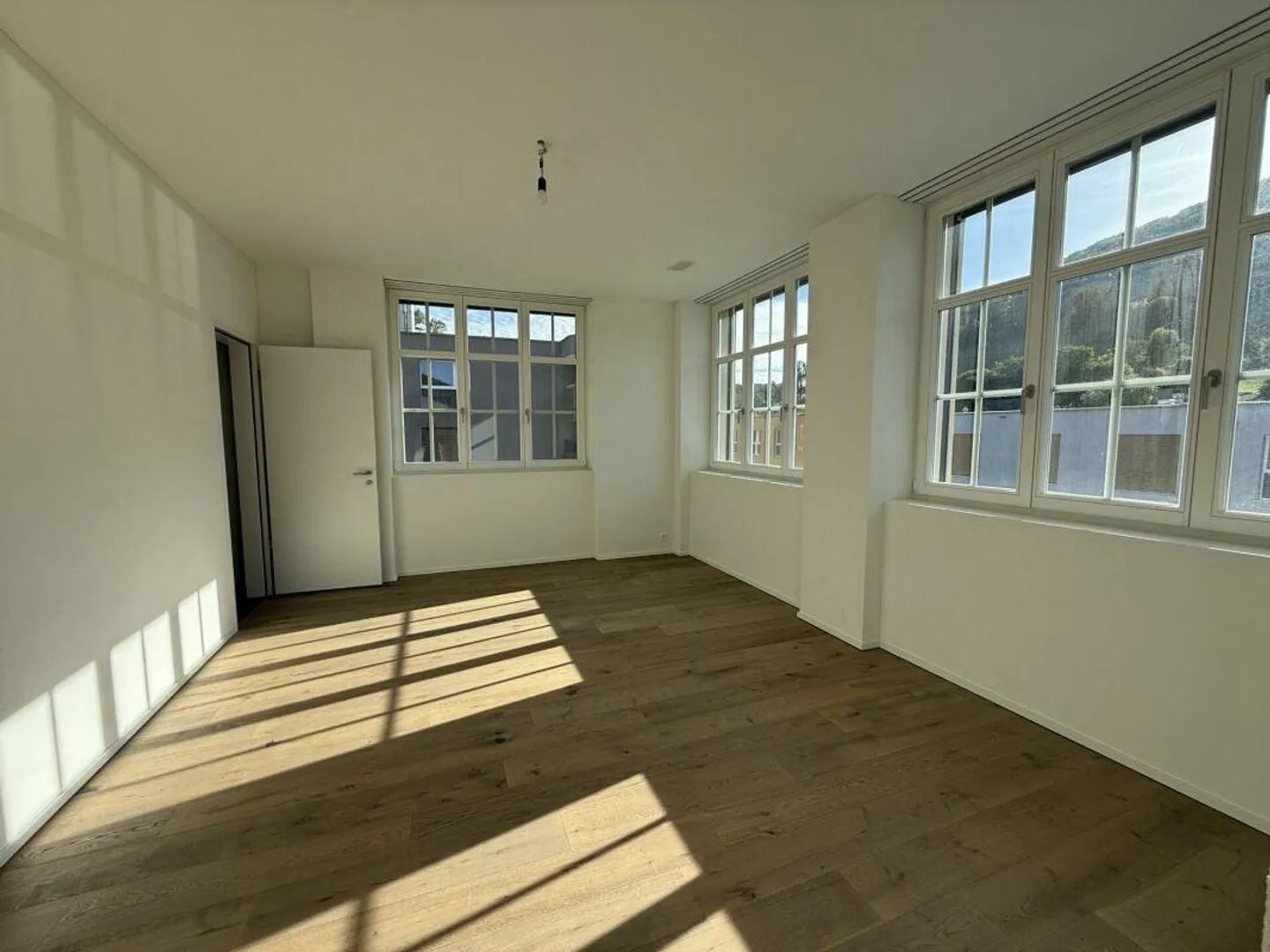 Appartement Loft Moderne dans un Ancien Bâtiment d'Usine - Photo 6 sur 12