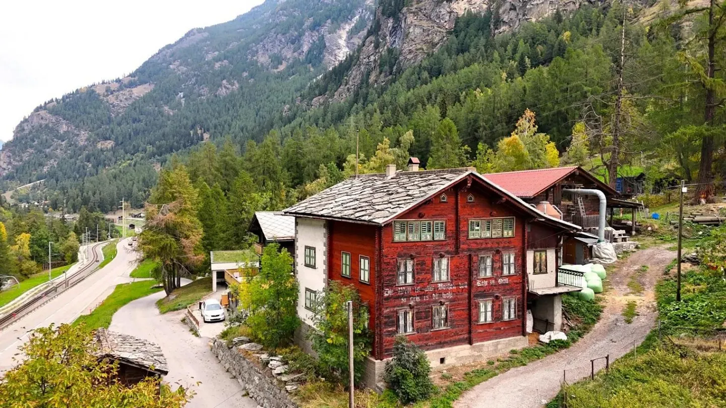 Sanierungsobjekt mit Potenzial in Herbriggen bei Zermatt - Foto 1 von 9