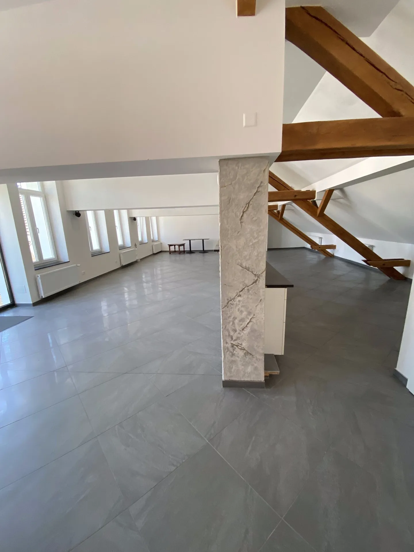 Moderne, helle und sehr grosszügige Büroräumlichkeit an zentraler Lage - Foto 2 von 12