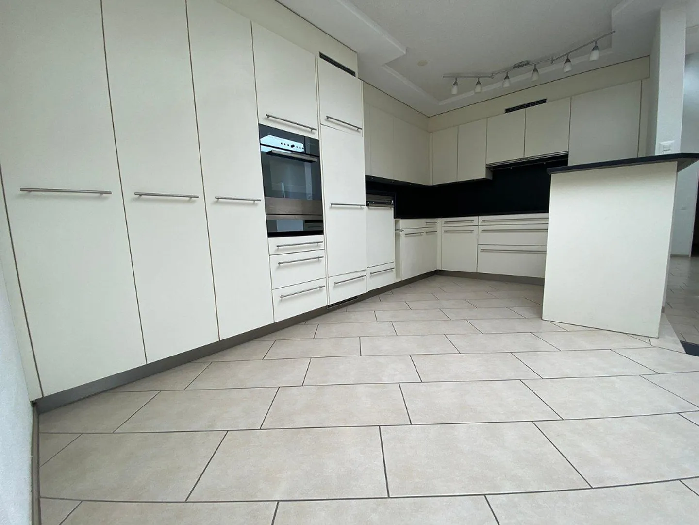 Grosszügige 4.5 Zimmer-Dachwohnung mit Cheminée - Foto 4 von 14
