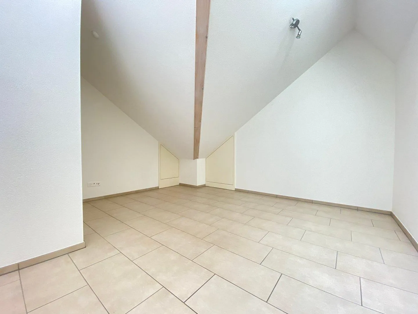 Grosszügige 4.5 Zimmer-Dachwohnung mit Cheminée - Foto 9 von 14