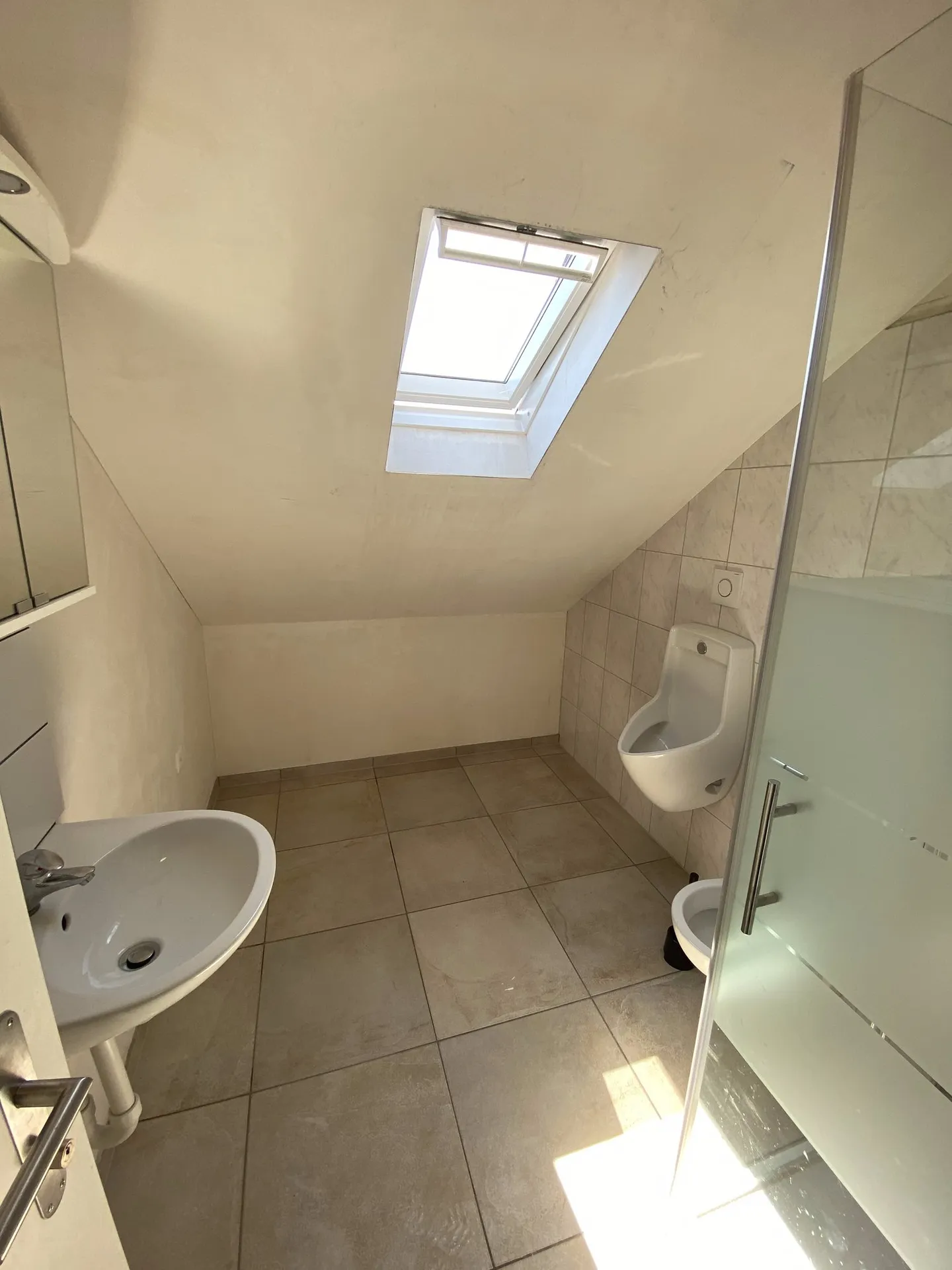 Moderne, helle und sehr grosszügige Büroräumlichkeit an zentraler Lage - Foto 8 von 12