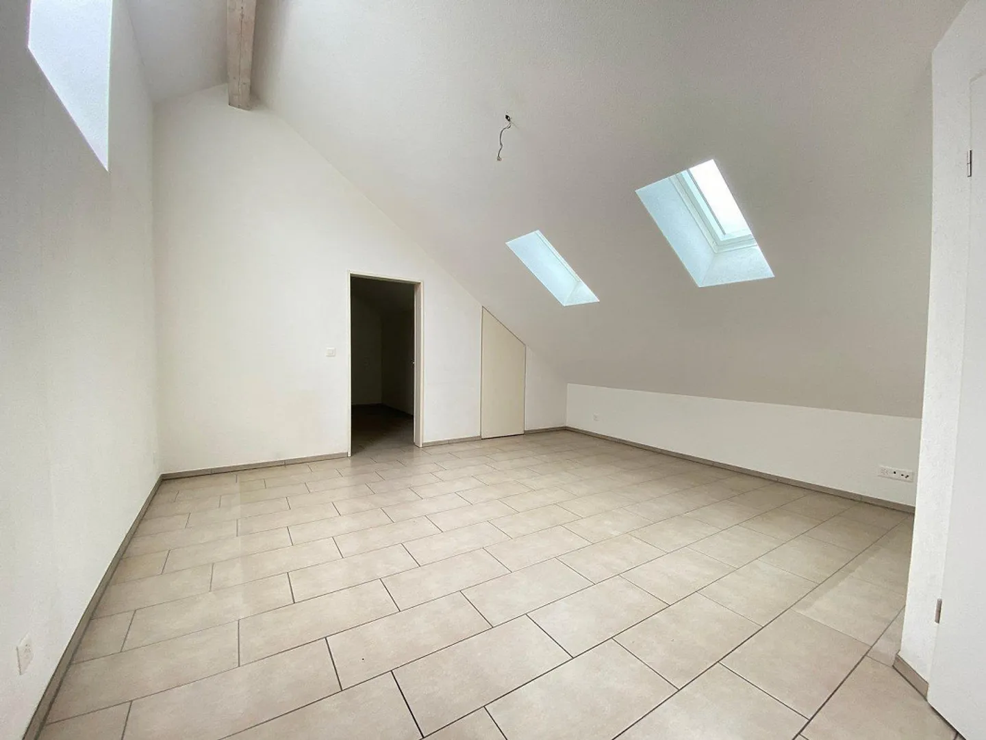 Grosszügige 4.5 Zimmer-Dachwohnung mit Cheminée - Foto 10 von 14