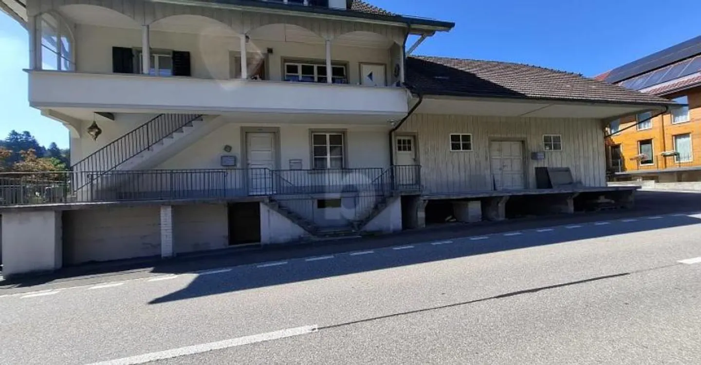 MOLTO SPAZIO IN UNA POSIZIONE CENTRALE - Foto 1 di 5