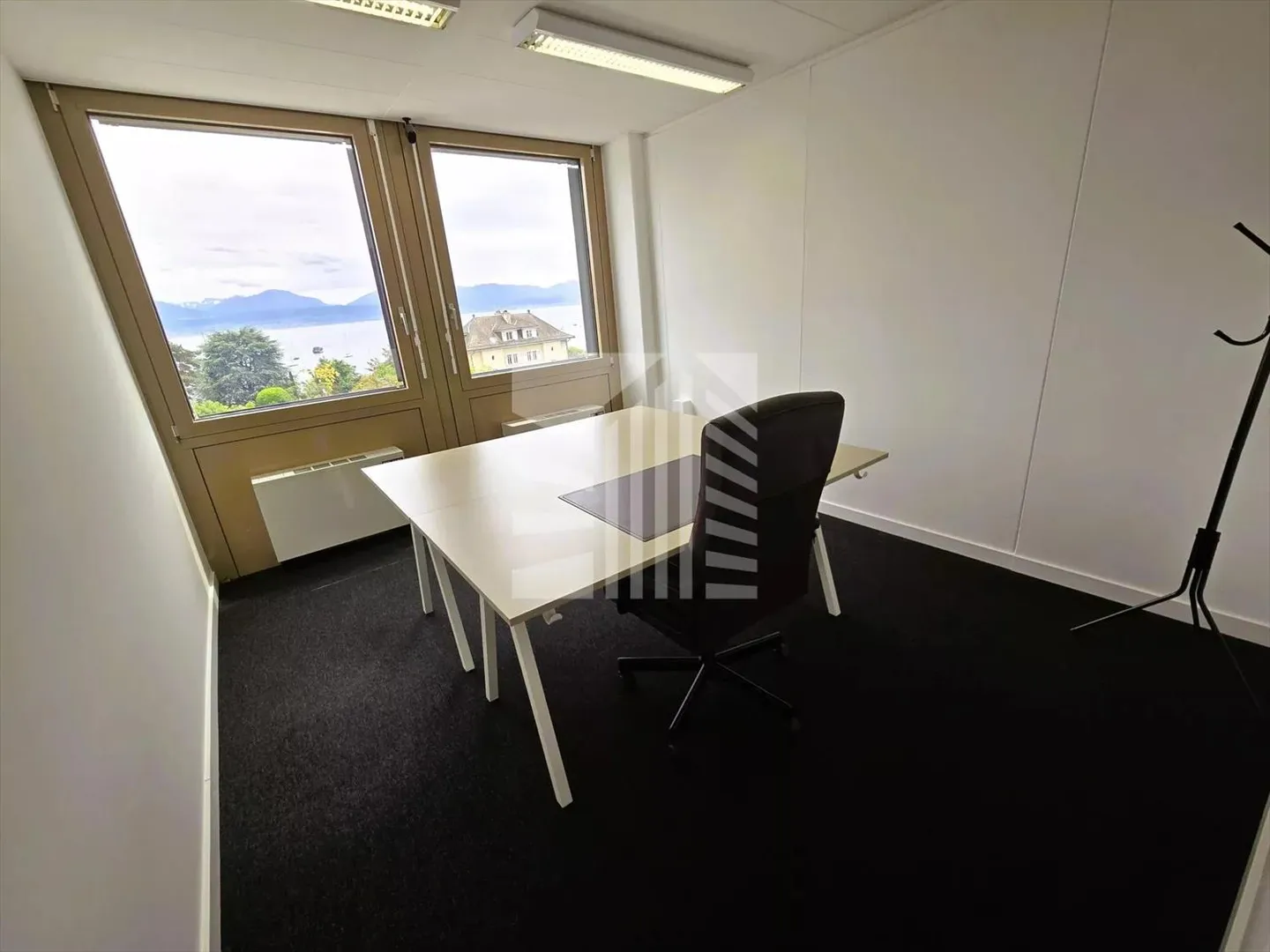 Ufficio privato di 12 m² con vista lago in coworking - Foto 1 di 6