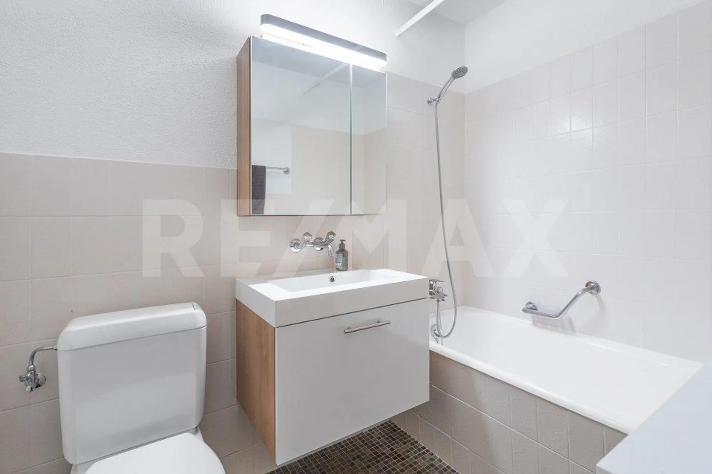 Spacious Apartment in the Heart of Lenzburg - Photo 6 of 11