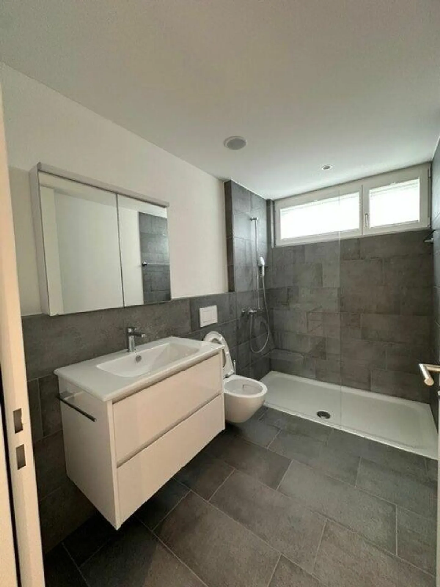Newly built 3.5-room apartment in a central location in Hedingen for rent - Photo 9 of 10