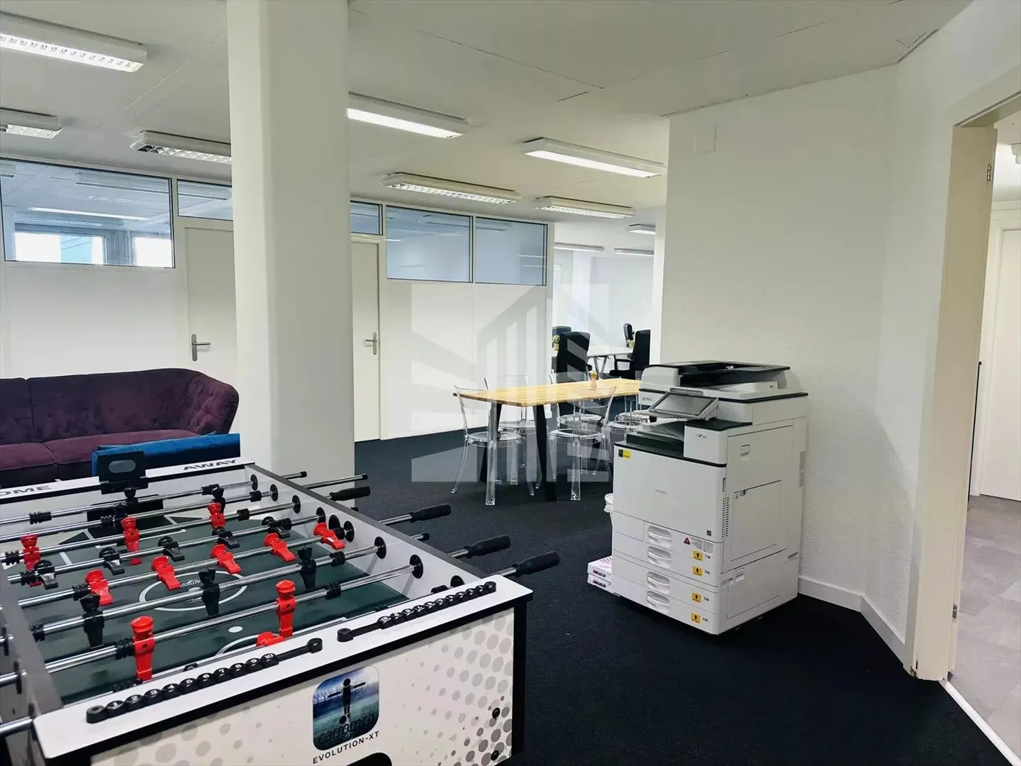 Ufficio privato di 12 m² con vista lago in coworking - Foto 3 di 6