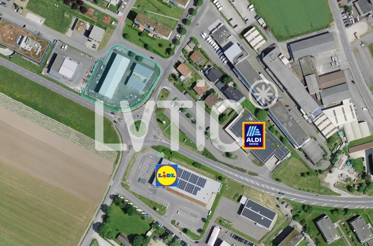 Capannone industriale di 1350 m2 su un lotto di 4000 m2 in vendita a Morat - Foto 1 di 18